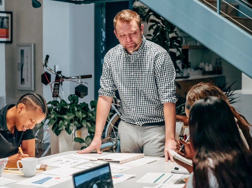 Team multietnico di professionisti che collabora in un moderno ufficio.