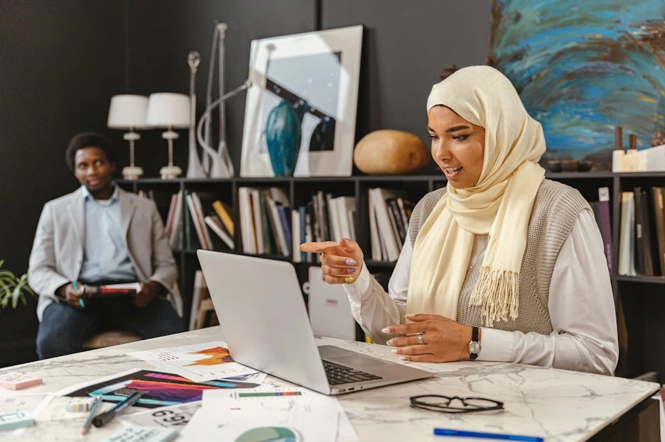 Modernes Büro mit einem Team von Beratern bei der Arbeit