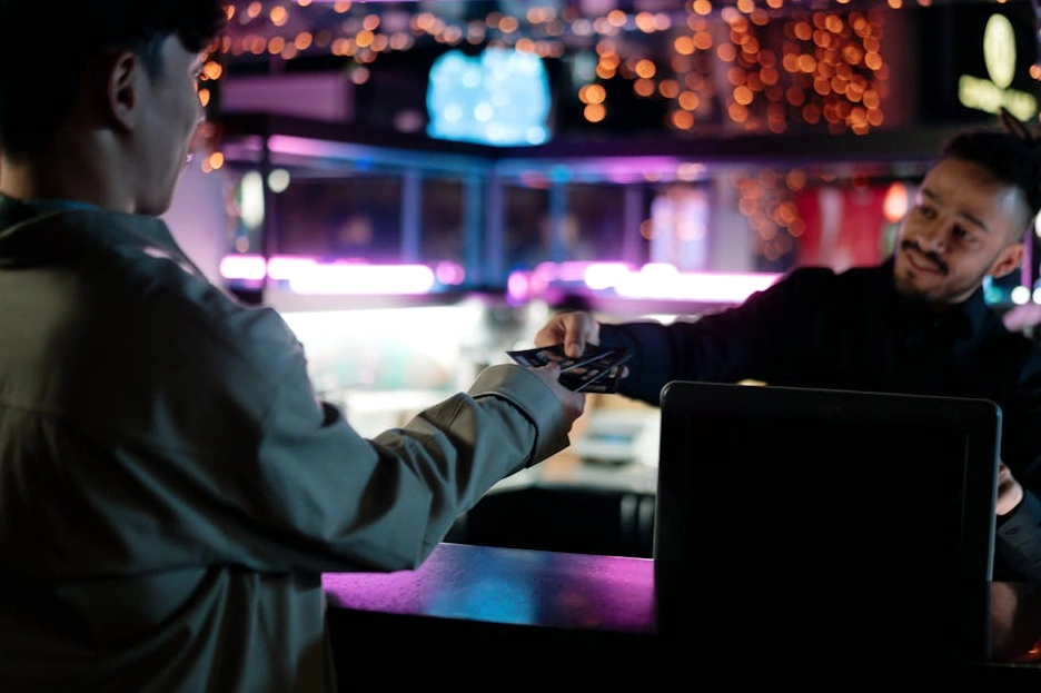 Un consulente sorridente stringe la mano a un cliente soddisfatto.